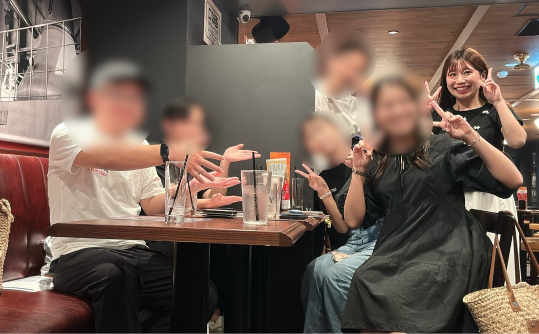 大阪・梅田のHUBエキマルシェ大阪ウメスト店で開催した20代限定友活カフェ会の集合写真