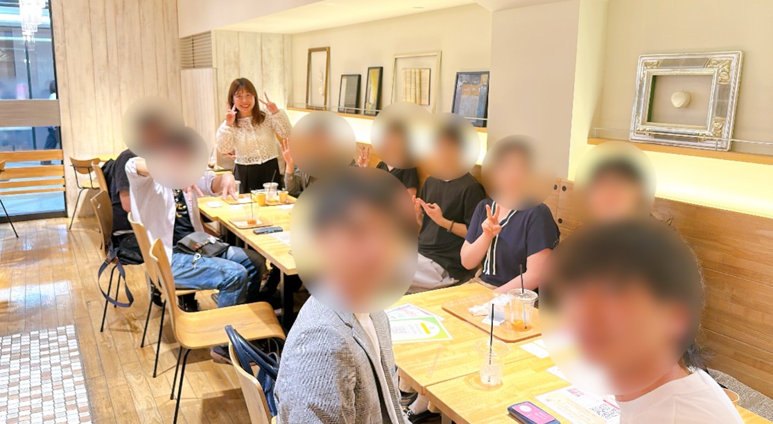 大阪・梅田のベシャメルカフェで開催したAI情報共有カフェ会の集合写真