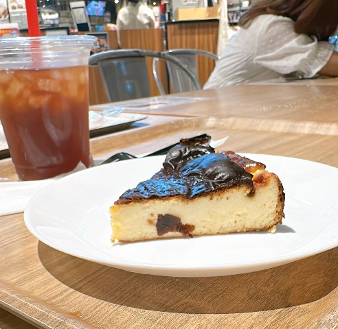 ルクア大阪のケーキ交流会で参加者が楽しんだケーキとドリンク
