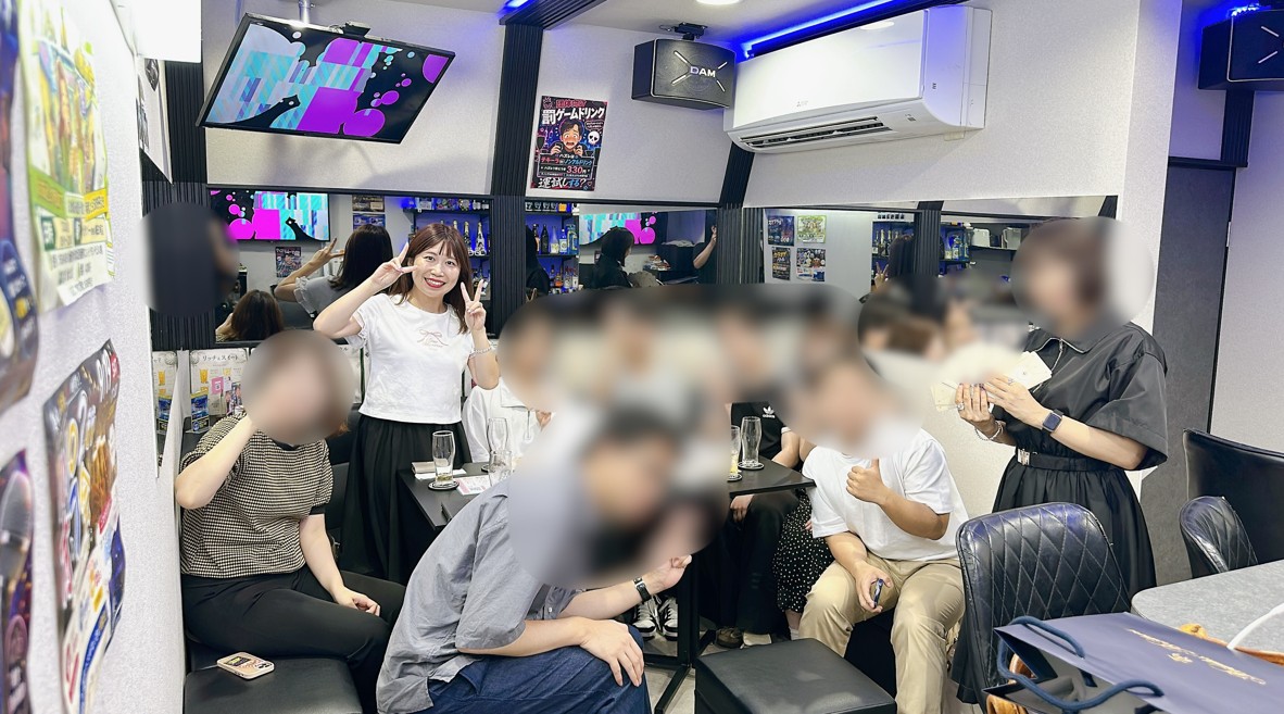 大阪梅田で開催した占い付きカフェ交流会の集合写真