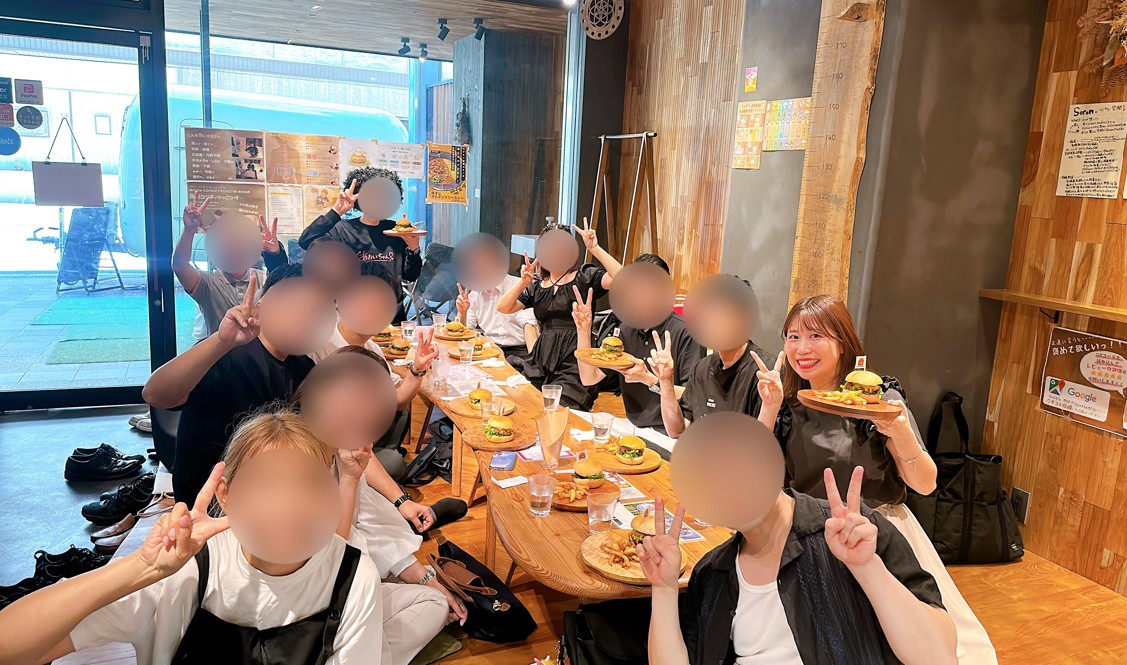 大阪心斎橋のハンバーガーランチ交流会に参加した皆さんの集合写真