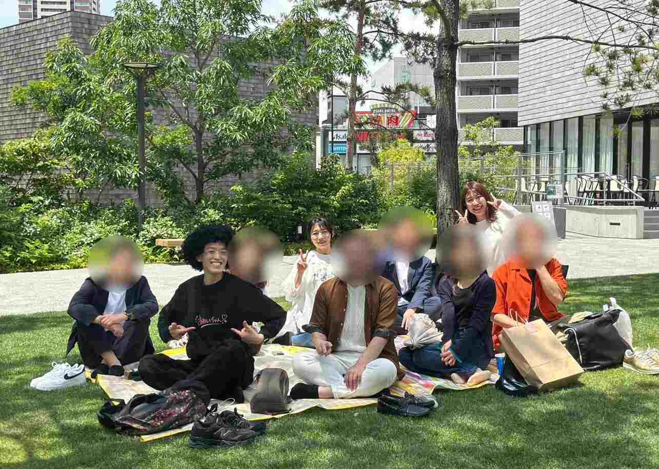 グラングリーン大阪の芝生広場で開催した青空ピクニックカフェ会に参加した皆さんの集合写真
